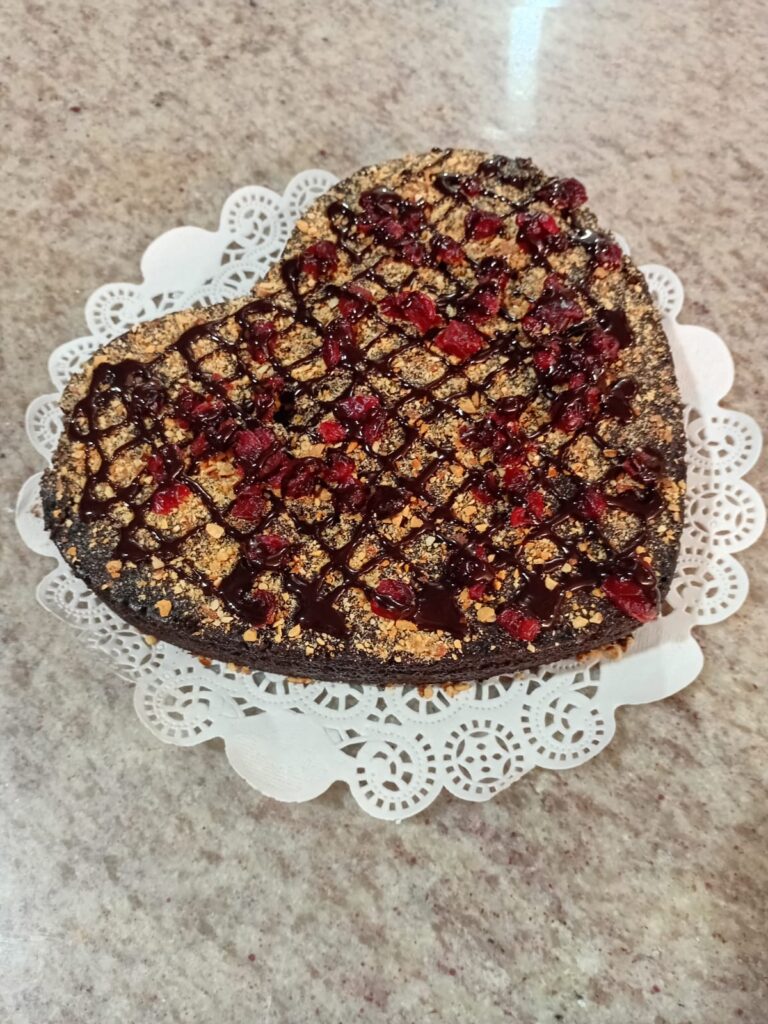 Pizza Brownie Corazon sin Azucar con Cobertura de Chocolate Stevia 76% Cacao Almendra y Arandano
